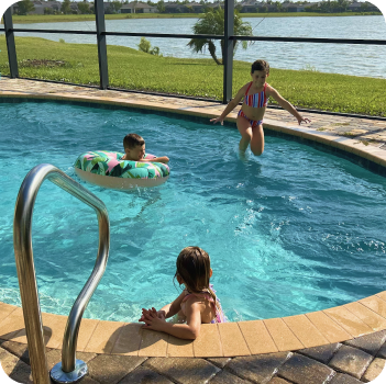 Swimming with Pool Urine Detector Bottle